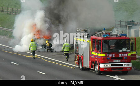 Feuerwehrleute aus einem van Feuer auf der Autobahn Stockfoto