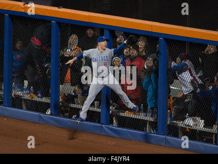 New York, NY, USA. 18. Oktober 2015. Chicago Cubs linker Feldspieler CHRIS COGHLAN (8) macht Sprung aus einem Hit von New York Mets Center Fielder Yoenis Cespedes (52) im 6. Inning von Spiel 2 von Baseball National League Championship Series bei Citi Field, Sonntag, t t. 18, 2015 zu fangen. © Bryan Smith/ZUMA Draht/Alamy Live-Nachrichten Stockfoto