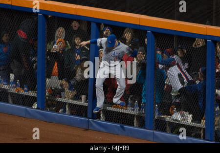 New York, NY, USA. 18. Oktober 2015. Chicago Cubs linker Feldspieler CHRIS COGHLAN (8) macht Sprung aus einem Hit von New York Mets Center Fielder Yoenis Cespedes (52) im 6. Inning von Spiel 2 von Baseball National League Championship Series bei Citi Field, Sonntag, t t. 18, 2015 zu fangen. © Bryan Smith/ZUMA Draht/Alamy Live-Nachrichten Stockfoto