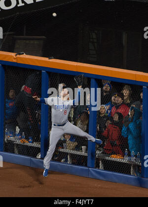 New York, NY, USA. 18. Oktober 2015. Chicago Cubs linker Feldspieler CHRIS COGHLAN (8) macht Sprung aus einem Hit von New York Mets Center Fielder Yoenis Cespedes (52) im 6. Inning von Spiel 2 von Baseball National League Championship Series bei Citi Field, Sonntag, t t. 18, 2015 zu fangen. © Bryan Smith/ZUMA Draht/Alamy Live-Nachrichten Stockfoto