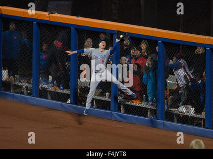 New York, NY, USA. 18. Oktober 2015. Chicago Cubs linker Feldspieler CHRIS COGHLAN (8) macht Sprung aus einem Hit von New York Mets Center Fielder Yoenis Cespedes (52) im 6. Inning von Spiel 2 von Baseball National League Championship Series bei Citi Field, Sonntag, t t. 18, 2015 zu fangen. © Bryan Smith/ZUMA Draht/Alamy Live-Nachrichten Stockfoto