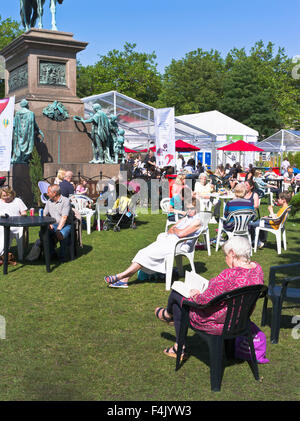 dh International Book Festival CHARLOTTE SQUARE EDINBURGH SCHOTTLAND Menschen entspannen Bücher lesen Buch im Park Sommer Sonnenschein im Freien großbritannien Stockfoto