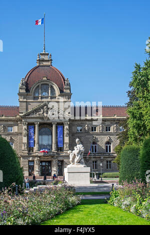 Denkmal für die Toten und der Palais du Rhin / Palast des Rheins, Place De La République Quadrat in Straßburg, Elsass, Frankreich Stockfoto