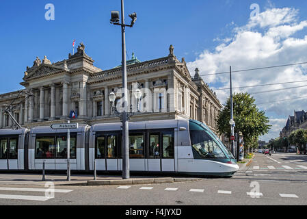 Straßenbahn und National- und Universitätsbibliothek / BNU am Platz Place De La République in Straßburg, Elsass, Frankreich Stockfoto