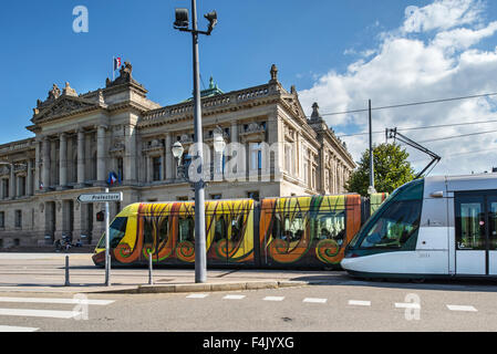 Straßenbahn und National- und Universitätsbibliothek / Bibliothèque Nationale et Universitaire / BNU in der Stadt Straßburg, Frankreich Stockfoto