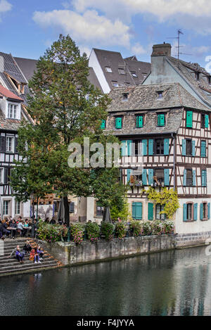 Fachwerkhäusern und Restaurants entlang dem Fluss Ill in der Petite France-Viertel der Stadt Straßburg, Elsass, Frankreich Stockfoto