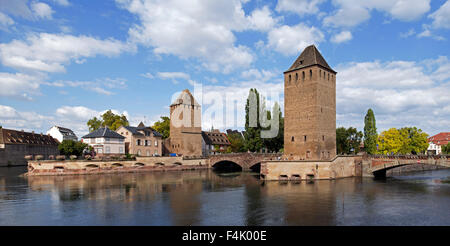 Turm der mittelalterlichen Brücke Ponts Couverts über dem Fluss Ill in der Petite France-Viertel der Stadt Straßburg, Elsass, Frankreich Stockfoto