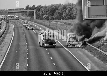 Feuerwehrleute aus einem van Feuer auf der Autobahn Stockfoto