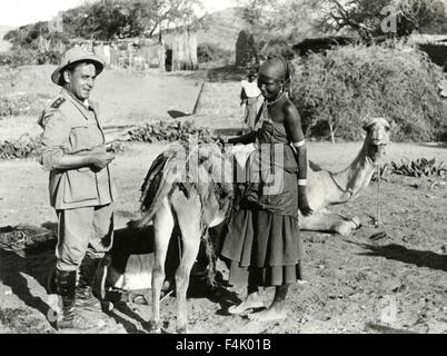 Italienische Kolonialsoldaten mit schwarze Frau und Kamele, Äthiopien Stockfoto