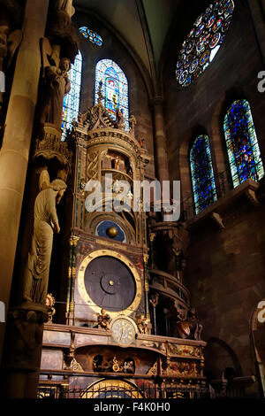 Astronomische Uhr in der Kathedrale unserer lieben Frau von Straßburg / Cathédrale Notre-Dame de Strasbourg, Elsass, Frankreich Stockfoto