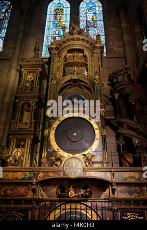 Astronomische Uhr in der Kathedrale unserer lieben Frau von Straßburg / Cathédrale Notre-Dame de Strasbourg, Elsass, Frankreich Stockfoto