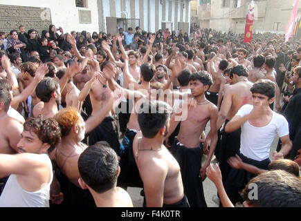 Schiitischen Muslimen Trauergäste, Imam Hussain (A.S) nehmen religiöse Prozession um zu zeigen, ihre Hingabe während der Prozession des fünften Muharram-Ul-Haram in Sukkur auf Montag, 19. Oktober 2015. Bildnachweis: Asianet-Pakistan/Alamy Live-Nachrichten Stockfoto