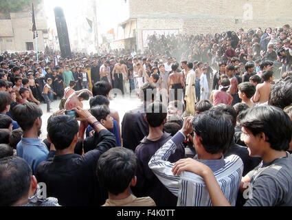 Schiitischen Muslimen Trauergäste, Imam Hussain (A.S) nehmen religiöse Prozession um zu zeigen, ihre Hingabe während der Prozession des fünften Muharram-Ul-Haram in Sukkur auf Montag, 19. Oktober 2015. Bildnachweis: Asianet-Pakistan/Alamy Live-Nachrichten Stockfoto