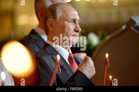 Der russische Präsident Vladimir Putin besucht einen Ostergottesdienst in der Kathedrale von Christus dem Erlöser 12. April 2015 in Moskau, Russland. Stockfoto