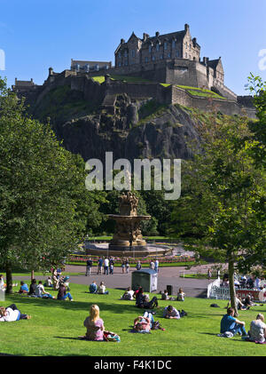 dh Princess Street Gardens PRINCES ST GARDENS EDINBURGH Edinburgh Park Sonnenschein Ross Brunnen und Edinburgh Castle Garten Menschen Stockfoto