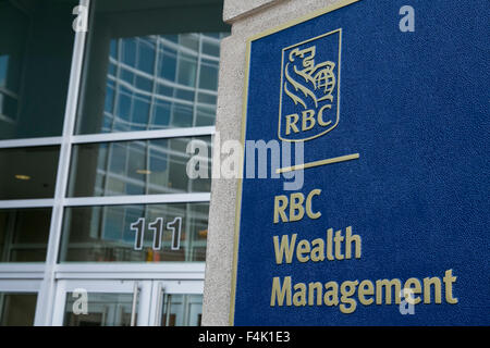 Ein Logo-Zeichen außerhalb eines Bürogebäudes von Royal Bank Of Canada (RBC) Wealth Management in Rockville, Maryland am Oktober besetzt Stockfoto