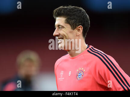 London, UK. 19. Oktober 2015. Bayern Robert Lewandowski bei einer Trainingseinheit im Emirates Stadium in London, UK, 19. Oktober 2015. FC Bayern München spielen Arsenal in der Gruppenphase der UEFA Champions League am 20. Oktober 2015. Foto: TOBIAS HASE/DPA/Alamy Live-Nachrichten Stockfoto