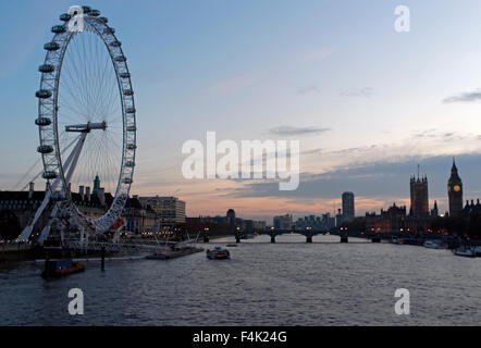 London Eye mit Blick auf die Themse in der Dämmerung, London England Stockfoto