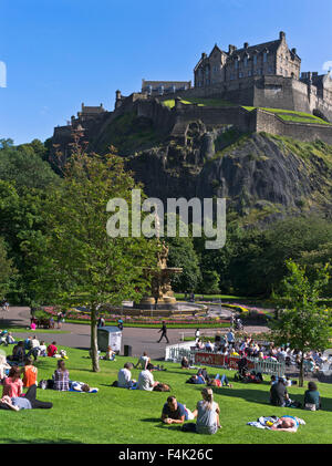 dh Princess Street Gardens PRINCES ST GARDENS EDINBURGH Park Menschen Entspannung im Sommer Sonnenschein Edinburgh Castle Parks schottland Sonne Stockfoto