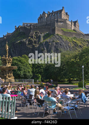 dh PRINCES ST GARDENS EDINBURGH Menschen entspannen Sommer Café Sonnenschein Schloss schottland Sitzgelegenheiten im Freien Tourist Tag City Attraktion Großbritannien Stockfoto