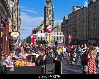 dh Fringe Festival ROYAL MILE EDINBURGH Touristen sitzen im Freien Pub Sommer Sonne die Bars Stadt Menschenmassen Straße schottland Café belebte Attraktion Stockfoto