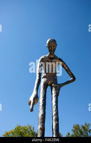 Metall-Statue Elora Ontario Mann stehend blauer Himmel Stockfoto
