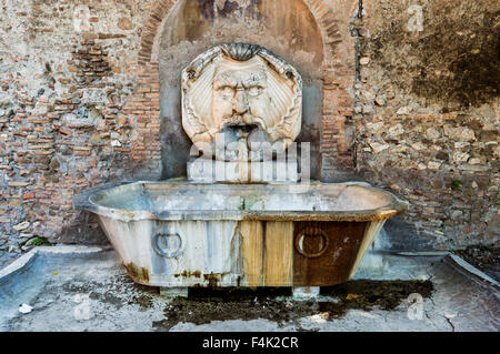 Rom, Italien - 6. August 2015: Brunnen von der Basilika St. Sabina, Kirche auf dem Aventin-Hügel in Rom, Italien Stockfoto