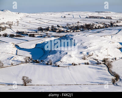 Das Dorf Earl Sterndale im Winter, in der Nähe von Chrome Hügel im Peak District National Park gesehen Stockfoto