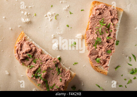 Sandwiches mit Fleisch-Pastete. Mit grüner Petersilie dekoriert Stockfoto