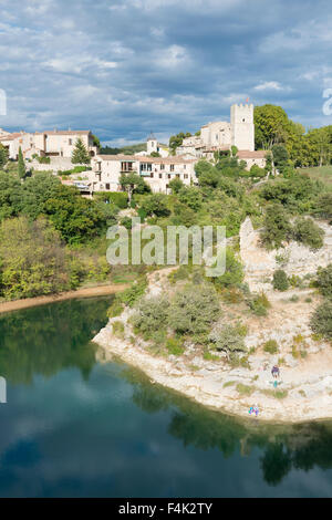 Ein Landschaftsbild der Kirche, Turm und der Fluss Verdon in Esparron-de-Provence-Frankreich Stockfoto