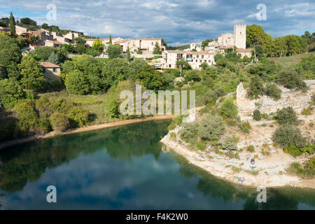 Ein Landschaftsbild der Kirche, Turm und der Fluss Verdon in Esparron-de-Provence-Frankreich Stockfoto