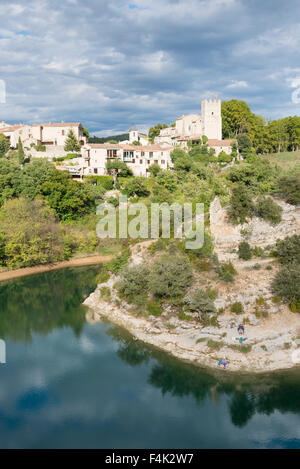 Ein Landschaftsbild der Kirche, Turm und der Fluss Verdon in Esparron-de-Provence-Frankreich Stockfoto