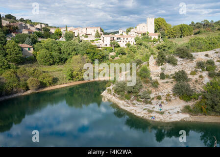 Ein Landschaftsbild der Kirche, Turm und der Fluss Verdon in Esparron-de-Provence-Frankreich Stockfoto