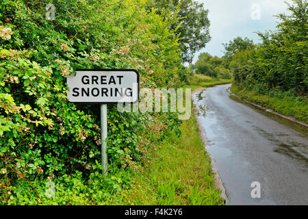 Verkehrszeichen für das Dorf der großen Schnarchen in Norfolk, England UK Stockfoto