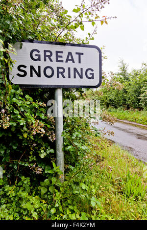 Verkehrszeichen für das Dorf der großen Schnarchen in Norfolk, England UK Stockfoto