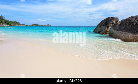 Schöne Landschaft der blauen Himmel Meer, Sand und weißen Wellen am Strand im Sommer bei Koh Miang in Mu Ko Similan Insel Stockfoto