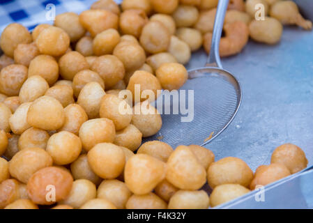 Loukoumades ist eine traditionelle griechische zypriotische Gebäck, bestehend aus einer frittierten Teig-Kugel mit Honig oder Zucker bedeckt. Stockfoto