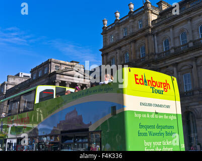 dh PRINCES STREET EDINBURGH Besichtigung von Kindern Edinburgh Tour Bus mit offenem Oberdeck und offenem Oberdeck Touristentouren Stockfoto