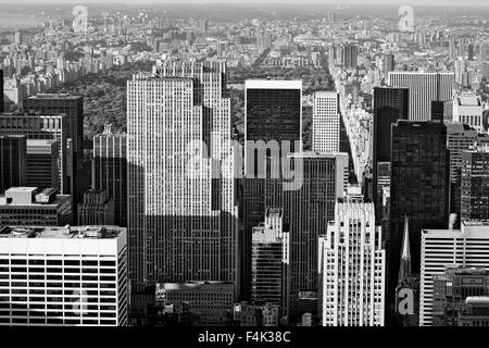 Midtown Manhattan mit Blick auf den Central Park und Upper Manhattan. Luftaufnahme von Manhattans Wolkenkratzern, New York City Stockfoto