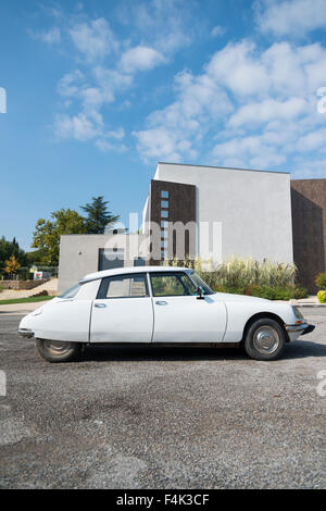 Oldtimer Citroen DS geparkt in Frankreich Stockfoto