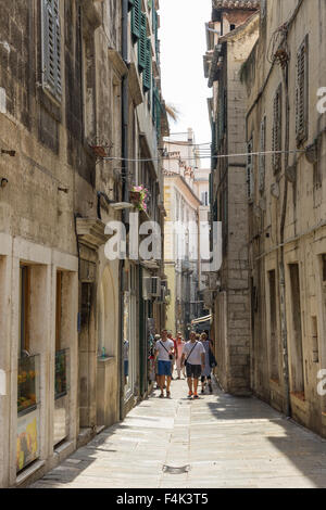 Touristen in einer kleinen Fußgängerzone an der Diokletianpalast in Split, Kroatien. Stockfoto