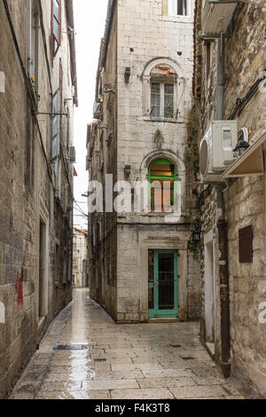 Schmal und leere Gasse oder Fußgängerzone am Palance von Diokletian in Split, Kroatien. Stockfoto