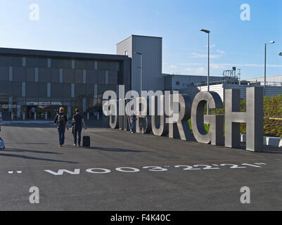 dh EDINBURGH FLUGHAFEN EDINBURGH Menschen betreten Edinburgh Flughafen Terminal Gebäude Eintrittsschild Passagiere schottland Stockfoto