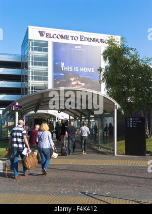 dh EDINBURGH AIRPORT EDINBURGH Menschen Ankunft willkommen zum flughafen edinburgh schild schottland Reisen außerhalb Passagiere Stockfoto