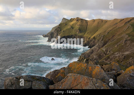 Der Rand der Welt - St Kilda westlichsten Klippen mit Blick auf den Atlantischen Ozean. Stockfoto