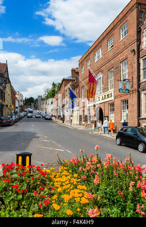 Der High Street in der Innenstadt mit Blick auf das Schloss Arundel, West Sussex, England, UK Stockfoto