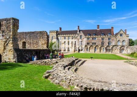 Der Schlafsaal-Bereich auf der linken Seite mit des Abts Burgsaal hinter Battle Abbey, East Sussex England, UK Stockfoto