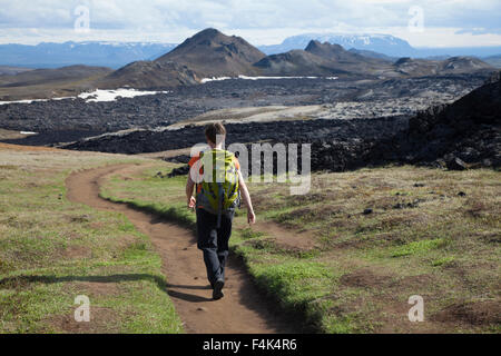 Wanderer auf dem Weg vorbei an Leirhnjukur Lavafeld Krafla Vulkangebiet, Myvatn, Nordhurland Eystra, Island. Stockfoto