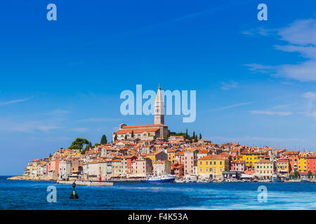 Panoramablick auf die Altstadt Rovinj vom Hafen. Halbinsel Istrien, Kroatien Stockfoto