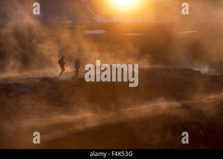 Sonnenuntergang Wanderer inmitten der schwelenden Lavafeld bei Leirhnjukur, Krafla-Vulkan, Myvatn, Nordhurland Eystra, Island. Stockfoto